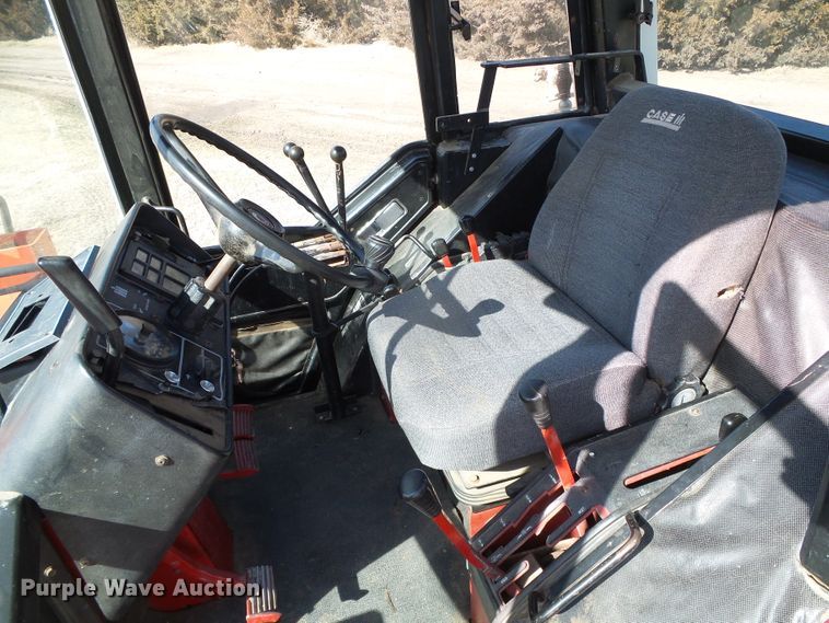 image for item DH4813 1977 International 1086 tractor