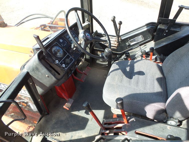 image for item DH4813 1977 International 1086 tractor