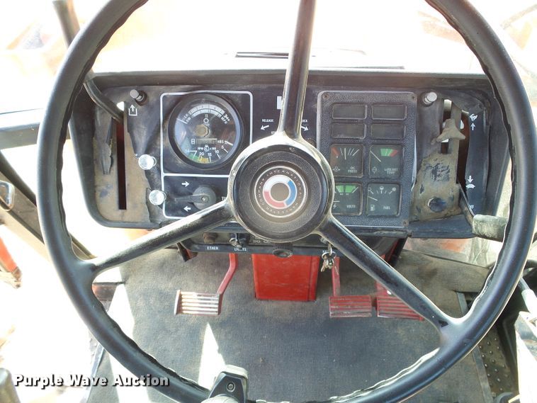 image for item DH4813 1977 International 1086 tractor