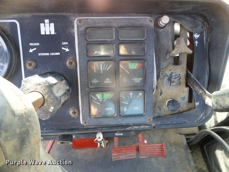 image for item DH4813 1977 International 1086 tractor