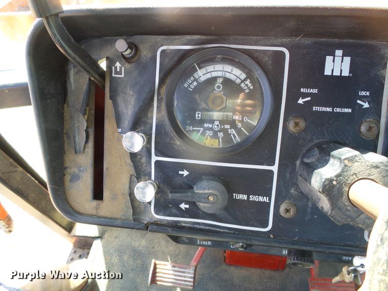 image for item DH4813 1977 International 1086 tractor