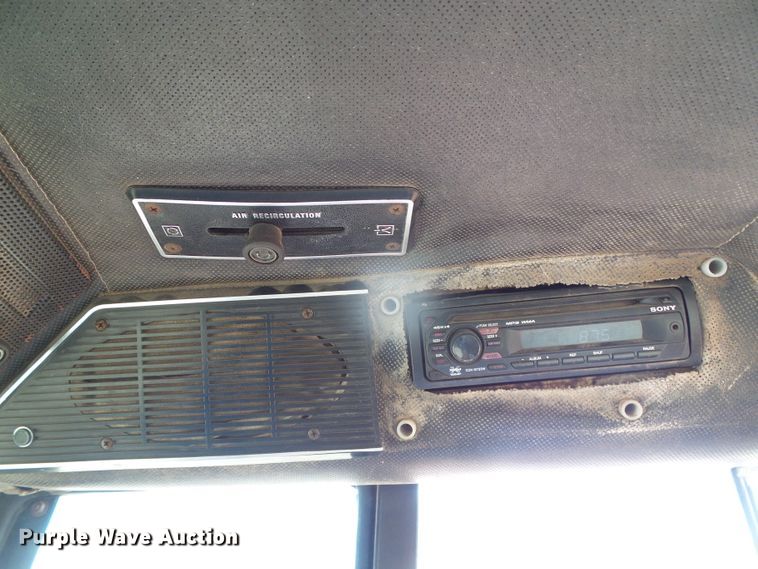 image for item DH4813 1977 International 1086 tractor