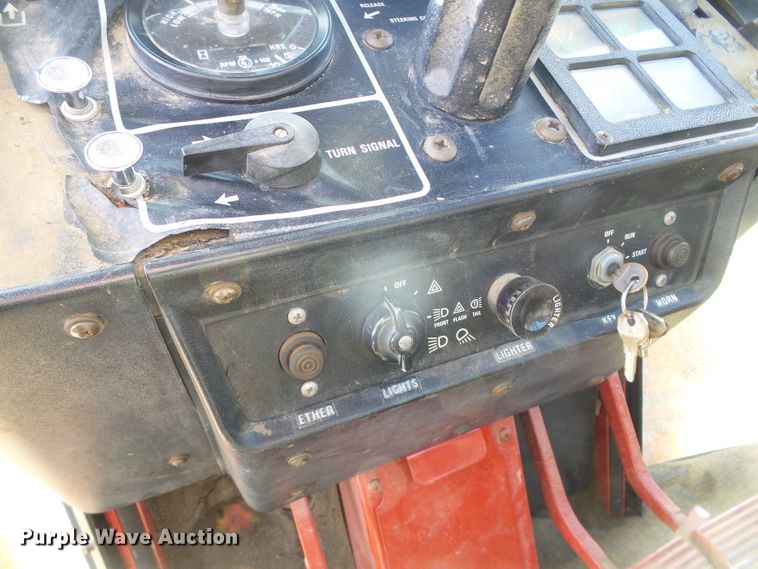 image for item DH4813 1977 International 1086 tractor