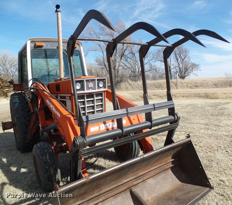 image for item DH4813 1977 International 1086 tractor