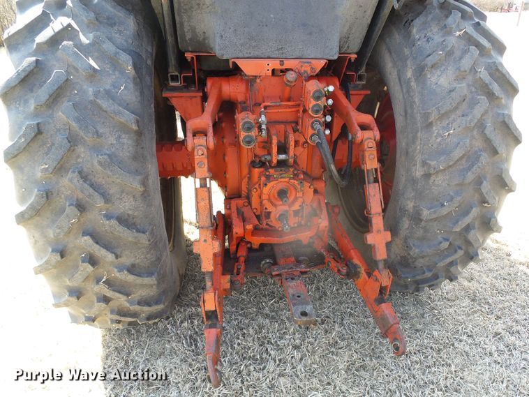 image for item DH4813 1977 International 1086 tractor