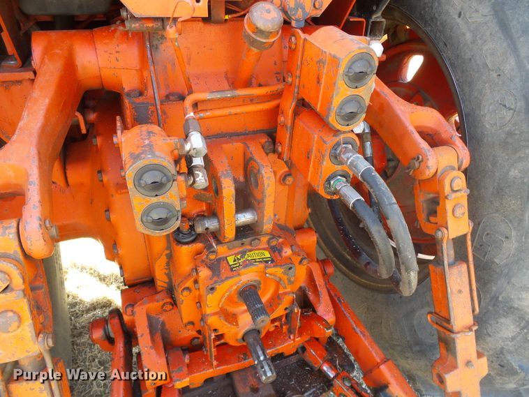 image for item DH4813 1977 International 1086 tractor