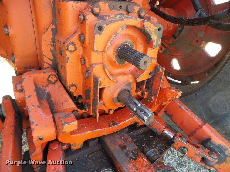 image for item DH4813 1977 International 1086 tractor