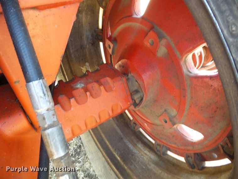 image for item DH4813 1977 International 1086 tractor