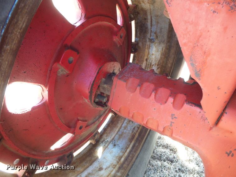 image for item DH4813 1977 International 1086 tractor