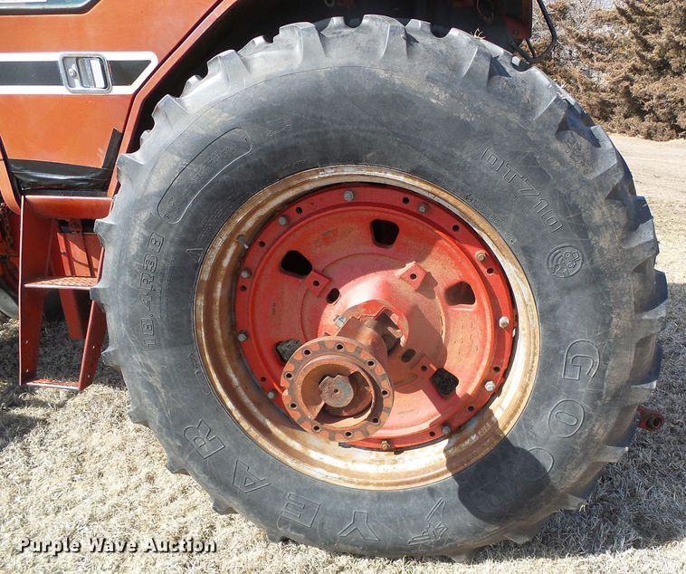 image for item DH4813 1977 International 1086 tractor