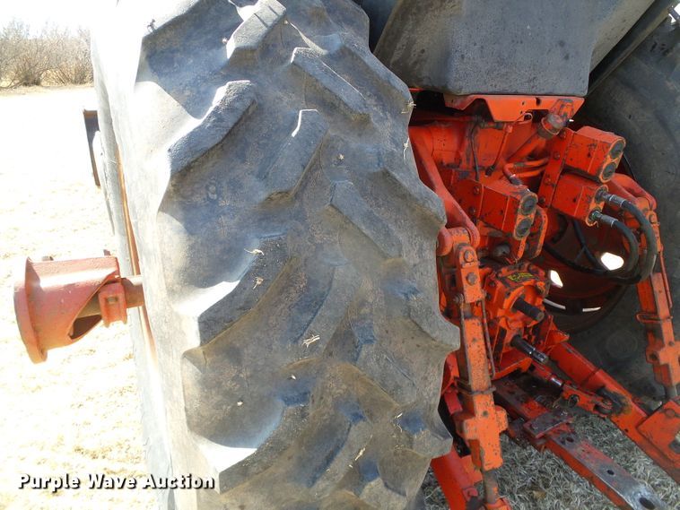 image for item DH4813 1977 International 1086 tractor