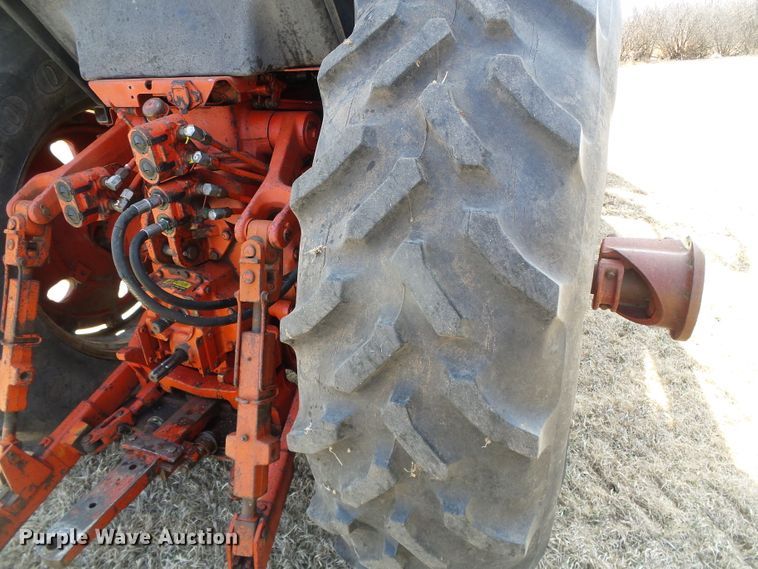 image for item DH4813 1977 International 1086 tractor