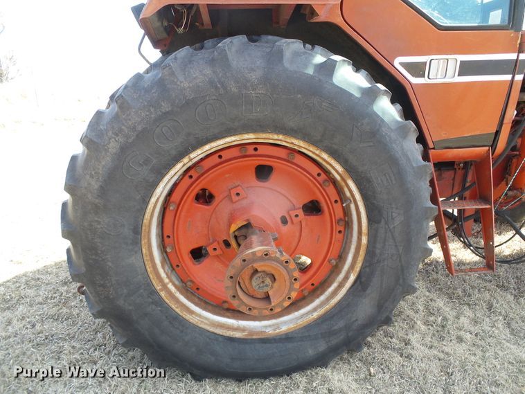 image for item DH4813 1977 International 1086 tractor