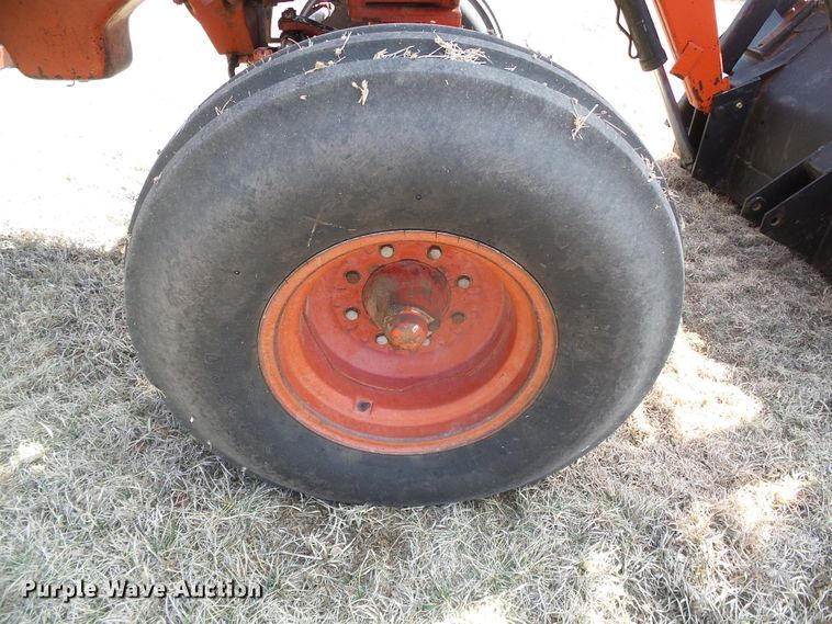 image for item DH4813 1977 International 1086 tractor