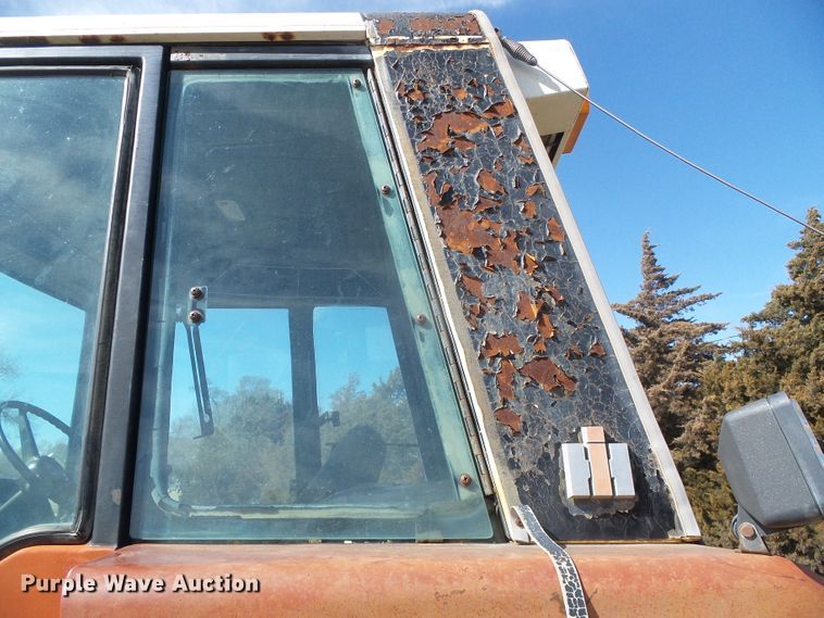 image for item DH4813 1977 International 1086 tractor