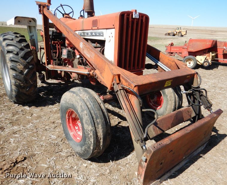 image for item DJ3105 International Farmall 806 tractor