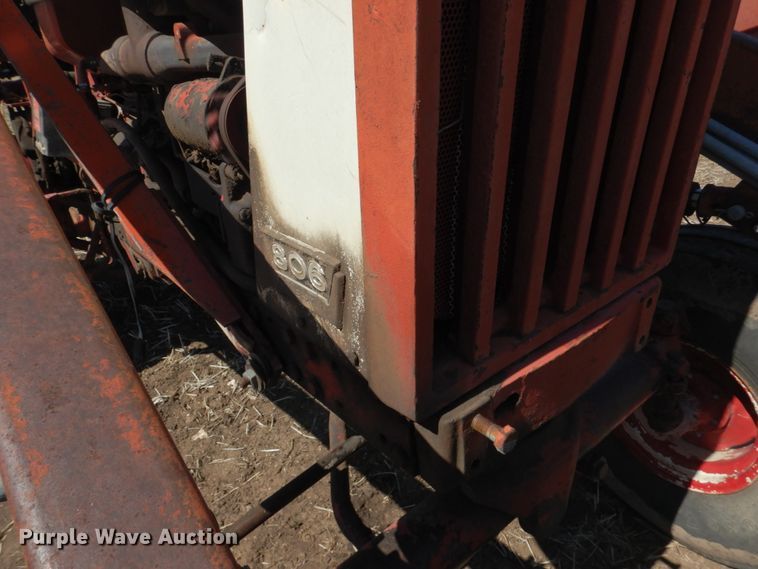 image for item DJ3105 International Farmall 806 tractor