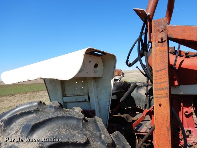 image for item DJ3105 International Farmall 806 tractor