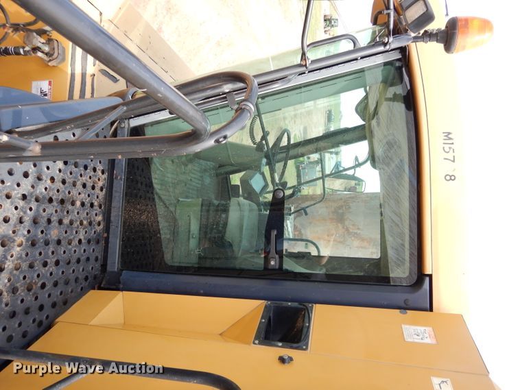 image for item GK9149 2001 Caterpillar Lexion 470 combine