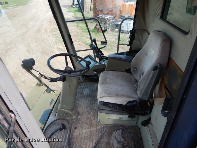 image for item GK9149 2001 Caterpillar Lexion 470 combine