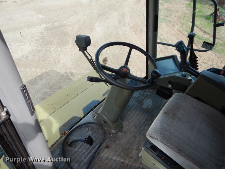 image for item GK9149 2001 Caterpillar Lexion 470 combine