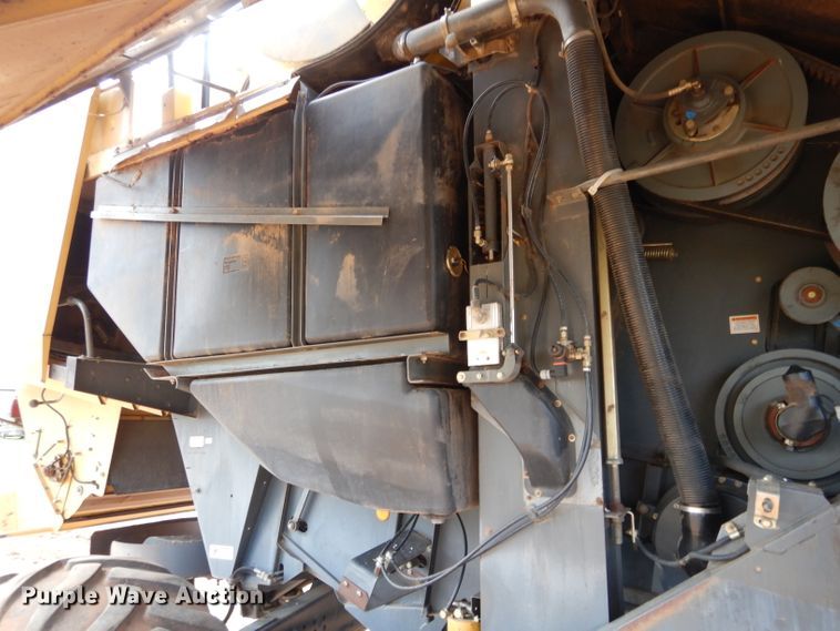 image for item GK9149 2001 Caterpillar Lexion 470 combine