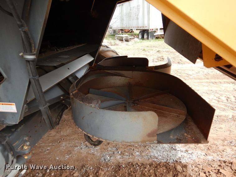 image for item GK9149 2001 Caterpillar Lexion 470 combine