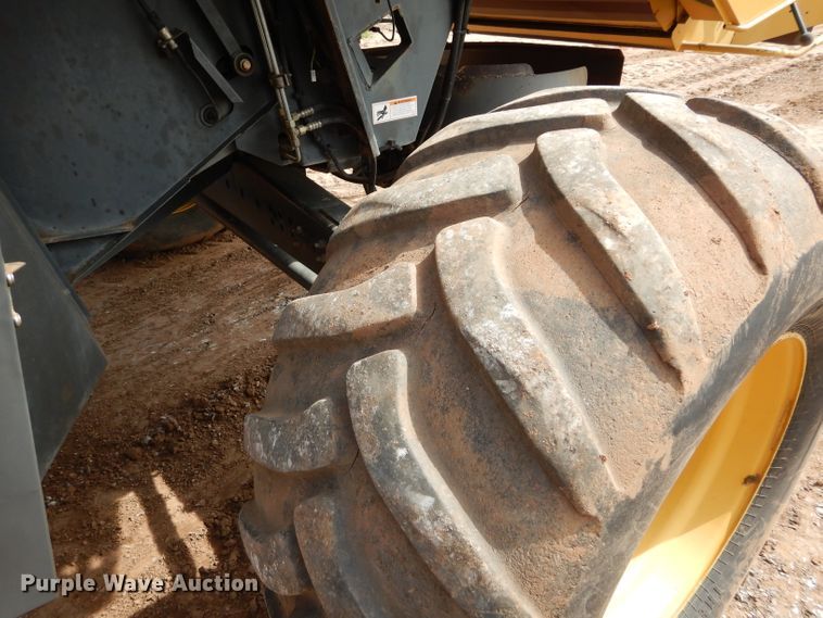 image for item GK9149 2001 Caterpillar Lexion 470 combine