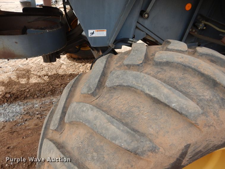 image for item GK9149 2001 Caterpillar Lexion 470 combine