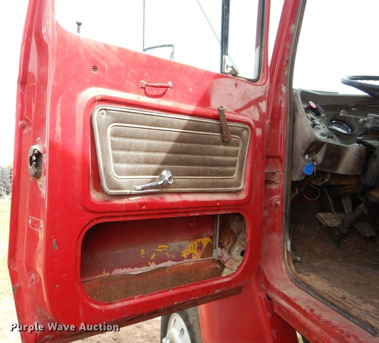 image for item GK9150 1977 Ford F900 grain truck