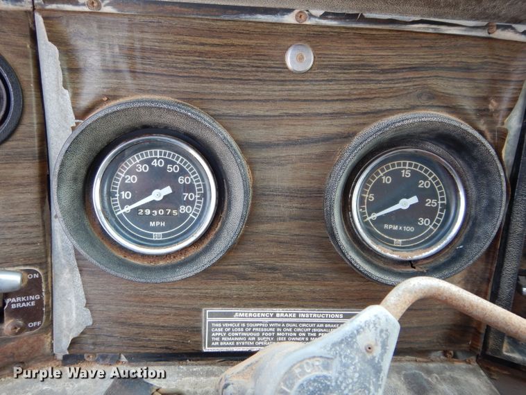 image for item GK9150 1977 Ford F900 grain truck