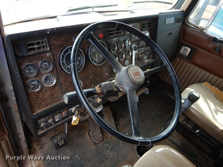 image for item GK9151 1990 Kenworth T600 semi truck