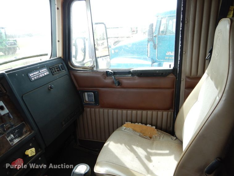 image for item GK9151 1990 Kenworth T600 semi truck