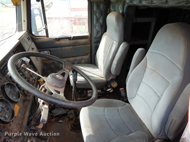 image for item GK9152 1993 Kenworth semi truck