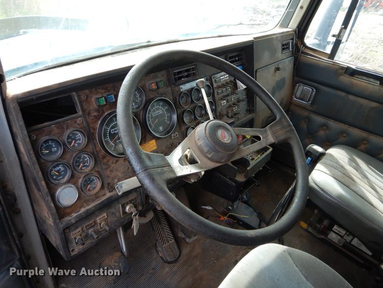 image for item GK9152 1993 Kenworth semi truck