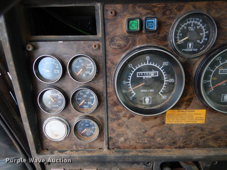 image for item GK9152 1993 Kenworth semi truck