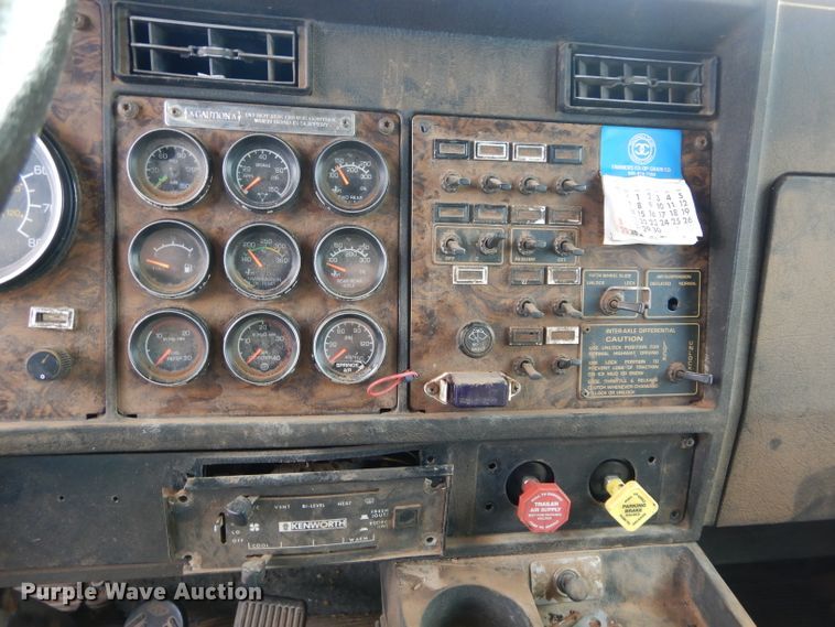 image for item GK9152 1993 Kenworth semi truck