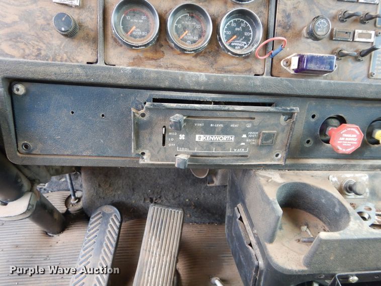 image for item GK9152 1993 Kenworth semi truck