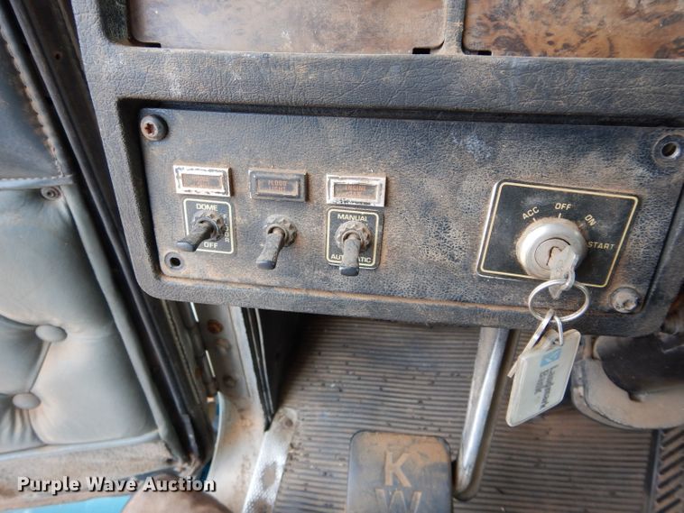 image for item GK9152 1993 Kenworth semi truck