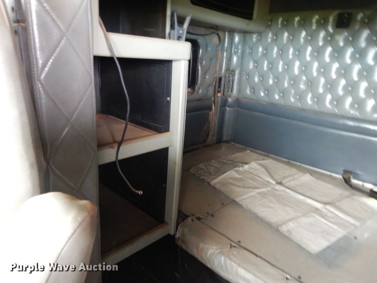 image for item GK9152 1993 Kenworth semi truck