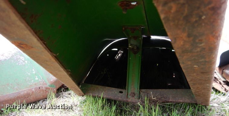 image for item GK9155 John Deere 843 corn head