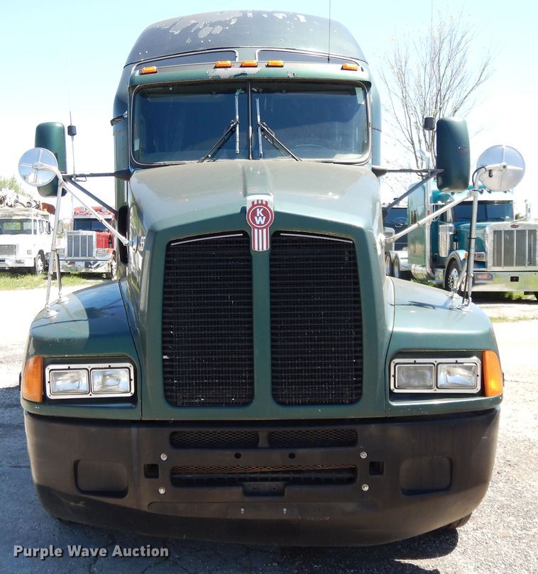 image for item DE5591 2007 Kenworth T600 semi truck