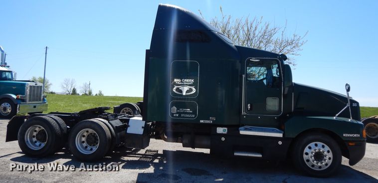 image for item DE5591 2007 Kenworth T600 semi truck