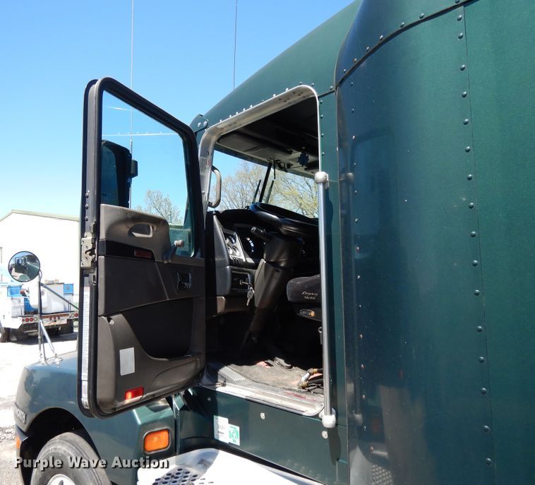 image for item DE5591 2007 Kenworth T600 semi truck