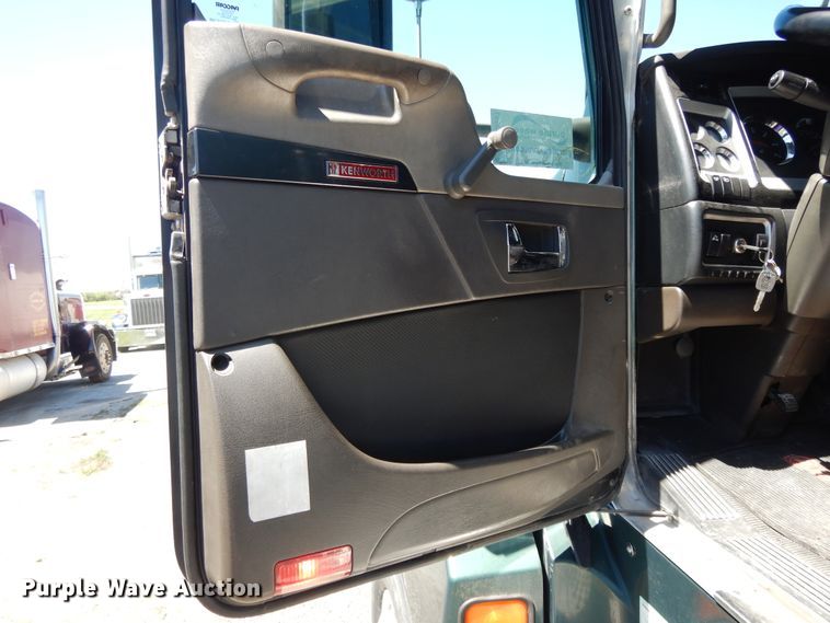 image for item DE5591 2007 Kenworth T600 semi truck