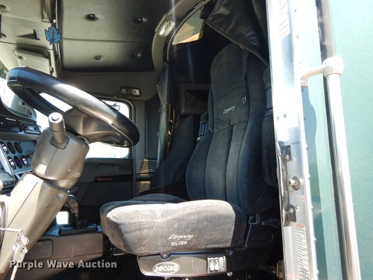 image for item DE5591 2007 Kenworth T600 semi truck