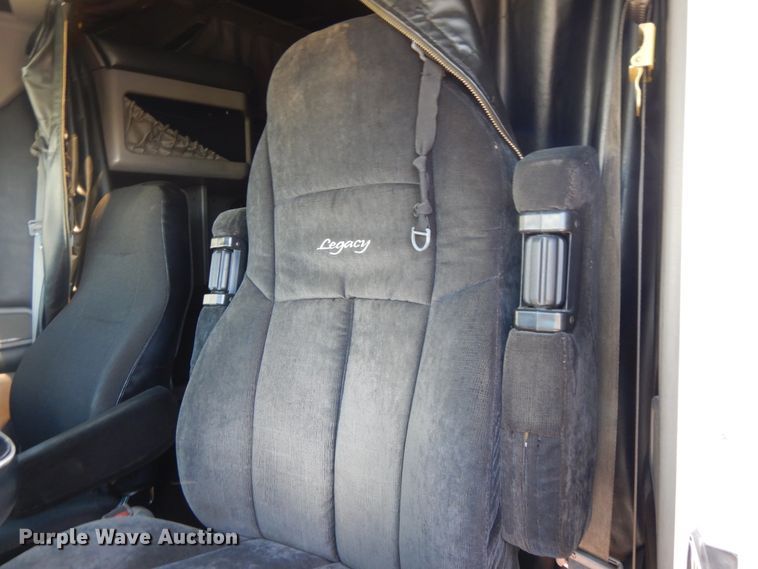 image for item DE5591 2007 Kenworth T600 semi truck