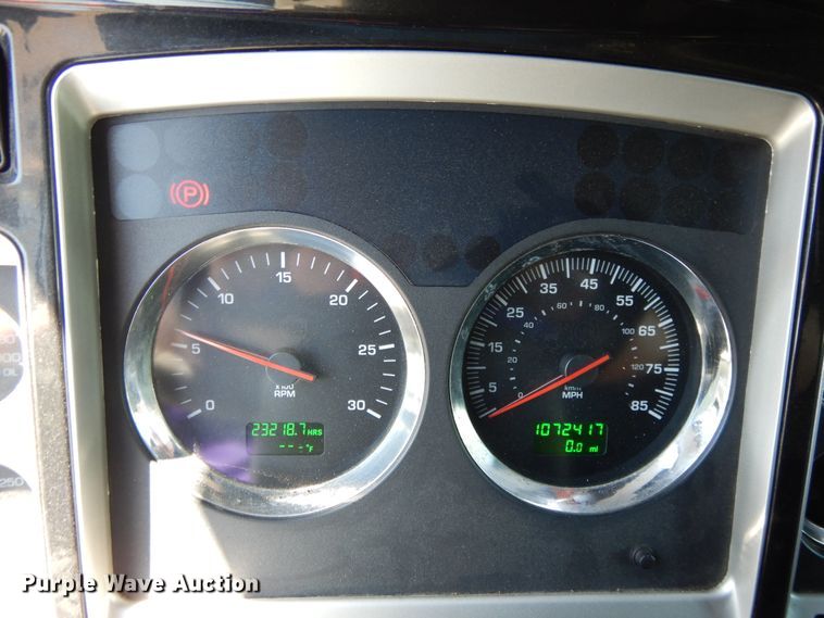 image for item DE5591 2007 Kenworth T600 semi truck