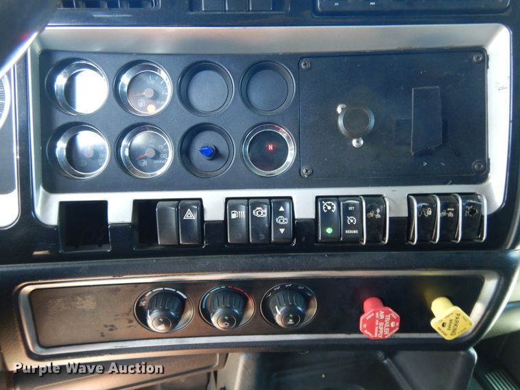 image for item DE5591 2007 Kenworth T600 semi truck