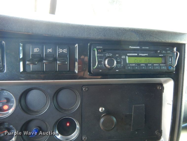 image for item DE5591 2007 Kenworth T600 semi truck